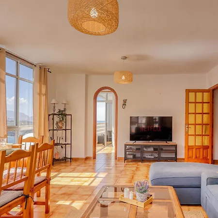 Bright Apartment, Ocean View And 1 Minute Walk To The Apartamento