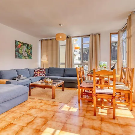 Bright Apartment, Ocean View And 1 Minute Walk To The