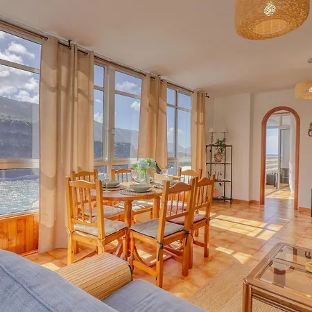 Bright Apartment, Ocean View And 1 Minute Walk To The Apartmán *